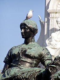 London Buckingham Palace statue